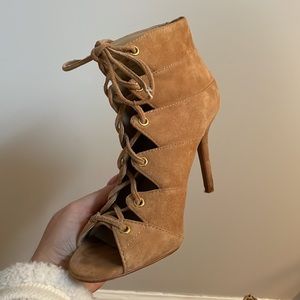 🤎Vince Camuto lace-up, beige bootie heels🤎